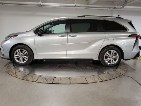 Used 2021 Toyota Sienna XSE w/ XSE Plus Package image 5