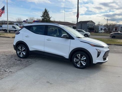 Used 2022 Chevrolet Bolt EUV LT w/ Convenience Package image 2