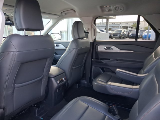 Used 2025 Ford Explorer Active w/ Active Comfort Package RWD image 5