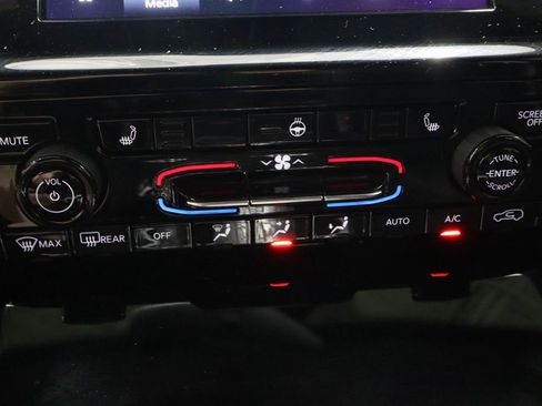 Used 2023 Jeep Grand Cherokee Altitude image 33