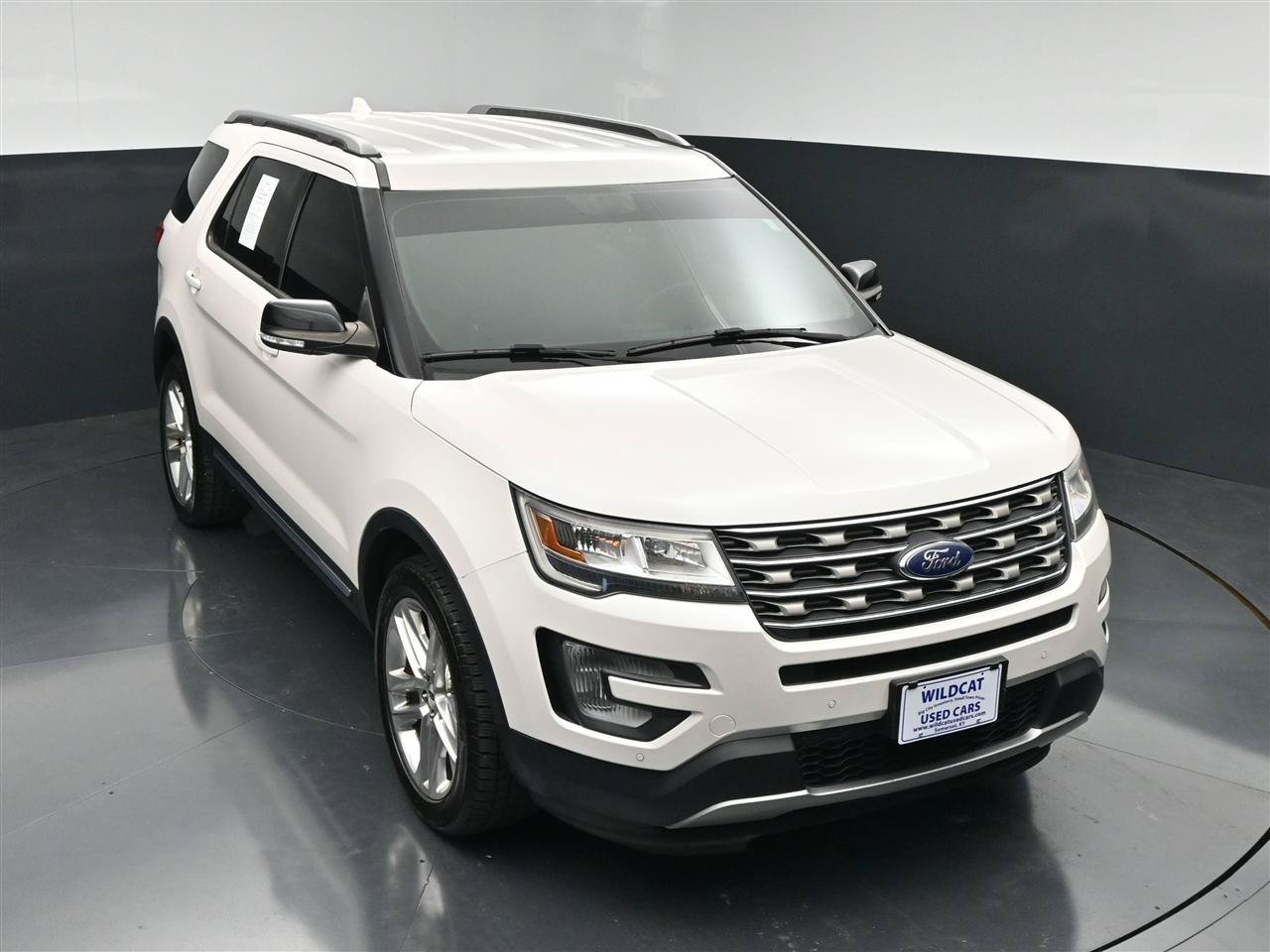 Used 2017 Ford Explorer XLT w/ Equipment Group 202A AWD/4WD image 21