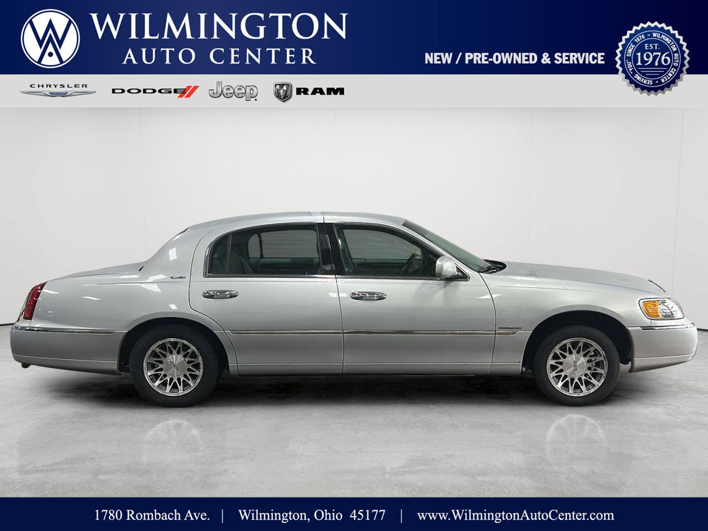 Used 2001 Lincoln Town Car Signature RWD image 1