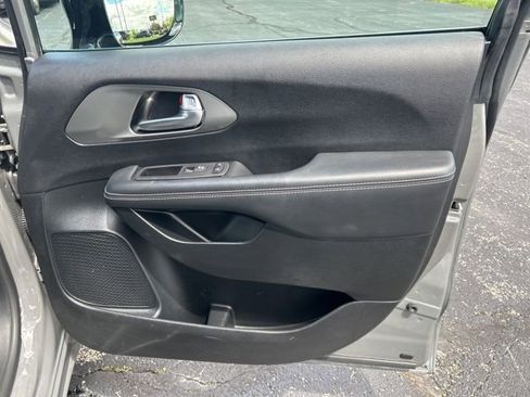 Used 2025 Chrysler Pacifica Select FWD image 23