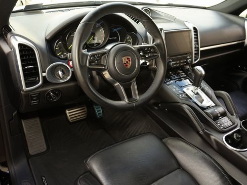 Used 2017 Porsche Cayenne S image 8
