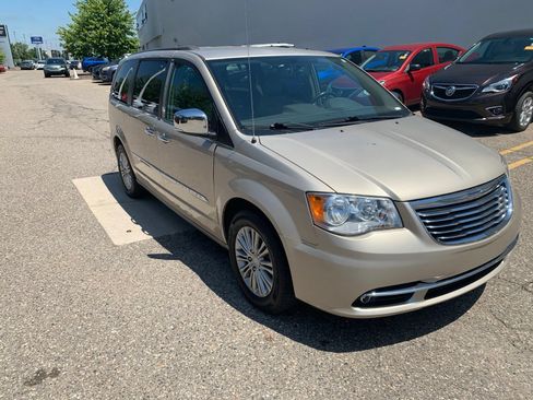 Used 2015 Chrysler Town & Country Touring-L w/ Driver Convenience Group FWD image 3