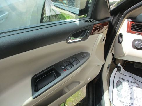 Used 2009 Chevrolet Impala LT w/ Luxury Edition Package FWD image 9