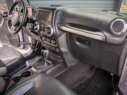 Used 2016 Jeep Wrangler Unlimited Sahara w/ Connectivity Group image 28