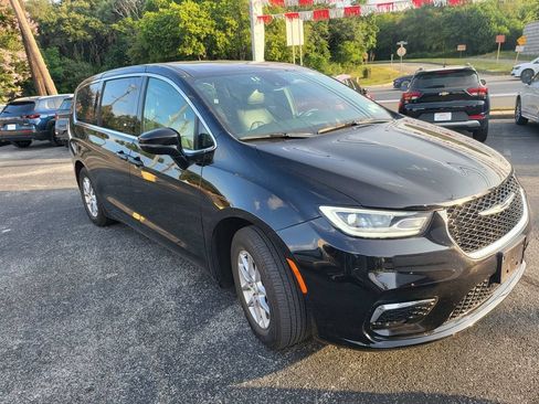 Used 2025 Chrysler Pacifica Select FWD image 2