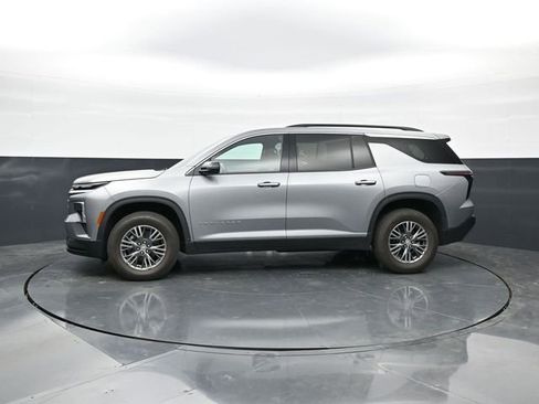 Used 2024 Chevrolet Traverse LT FWD image 4