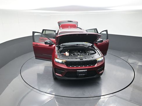 Used 2023 Jeep Grand Cherokee Altitude image 12