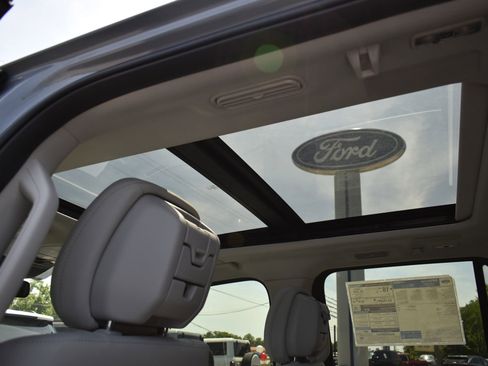 New 2026 Ford Expedition Platinum w/ Platinum Ultimate Package AWD/4WD image 19
