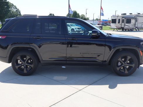 Used 2025 Jeep Grand Cherokee Altitude AWD/4WD image 4