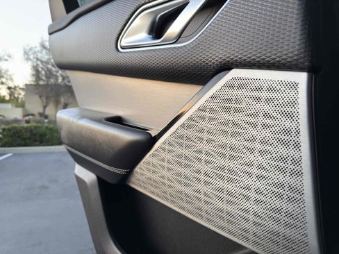 Used 2018 Land Rover Range Rover Velar R-Dynamic SE image 43