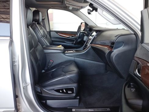 Used 2020 Cadillac Escalade ESV Luxury RWD image 12