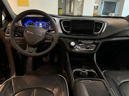 Used 2025 Chrysler Pacifica Limited image 38