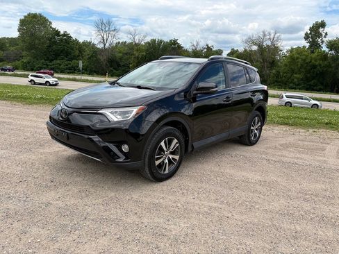Used 2018 Toyota RAV4 XLE AWD/4WD image 3