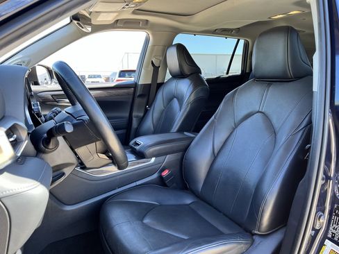 Used 2023 Toyota Highlander Limited FWD image 23