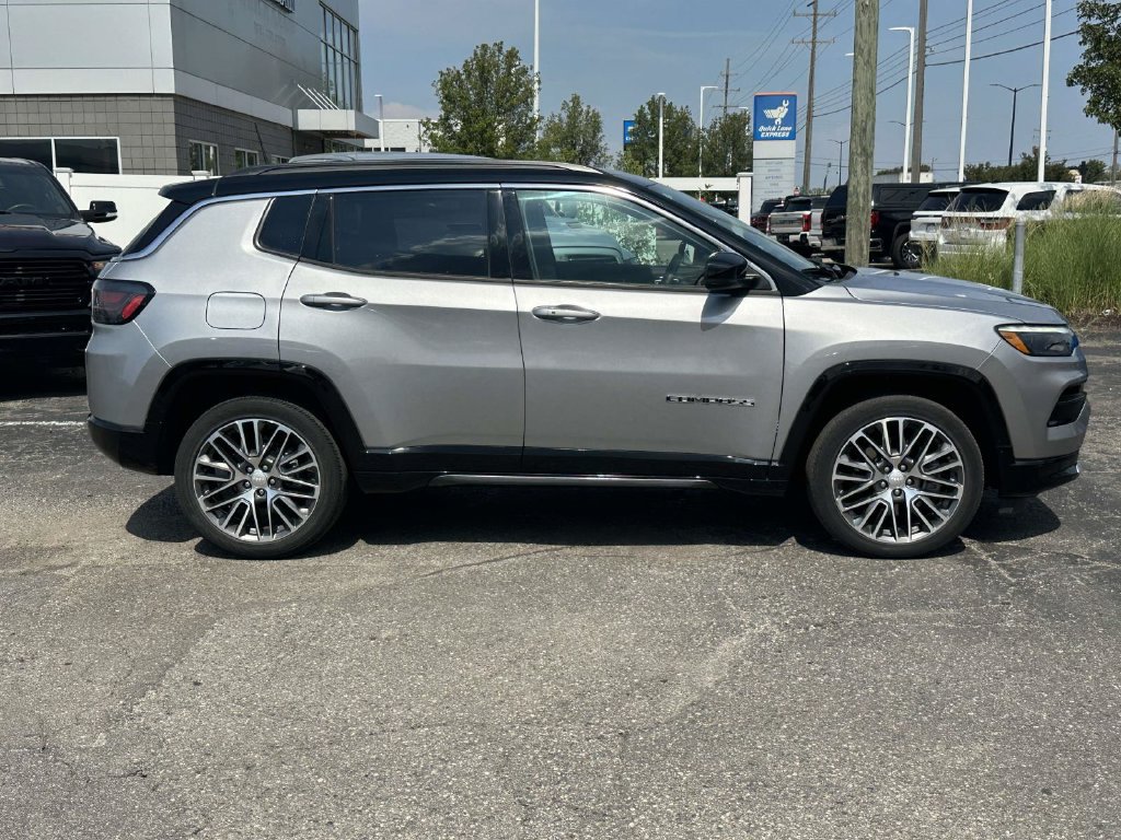 Used 2024 Jeep Compass Limited w/ Elite Group AWD/4WD image 2