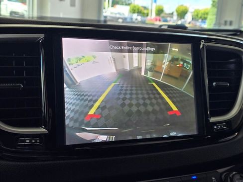 Used 2025 Chrysler Pacifica Select FWD image 25