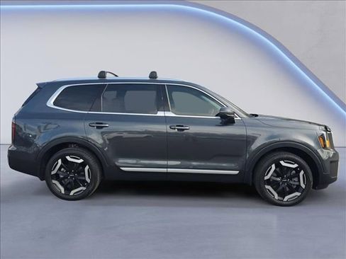 Used 2024 Kia Telluride EX w/ EX Captain's Chair Package image 6