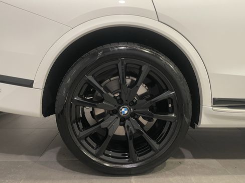 Used 2025 BMW X7 xDrive40i w/ M Sport Package AWD/4WD image 9