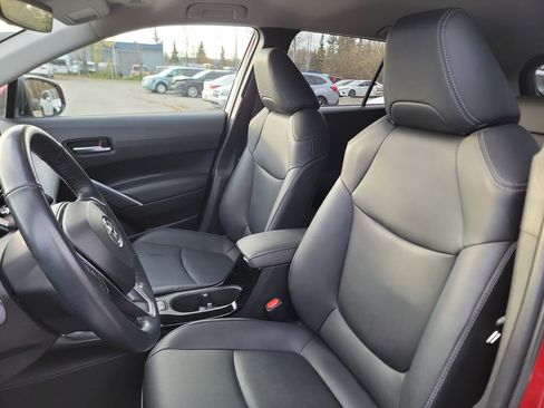 Used 2023 Toyota Corolla Cross XLE image 13