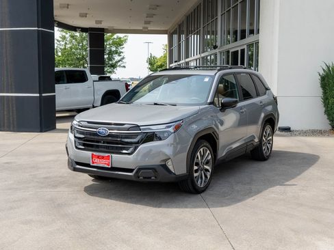 Used 2025 Subaru Forester Touring AWD/4WD image 3