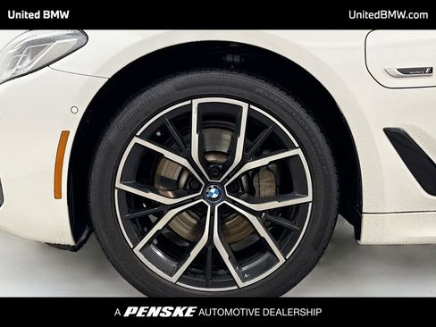 Used 2022 BMW 530e w/ Premium Package image 2