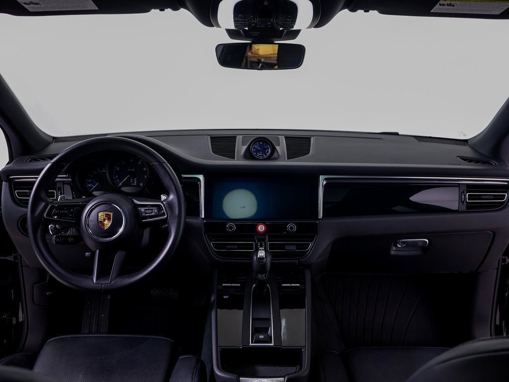 Certified 2025 Porsche Macan AWD/4WD image 9