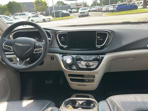 Used 2022 Chrysler Pacifica Touring-L FWD image 11