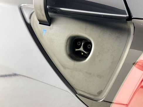 Used 2023 Tesla Model Y 2WD image 26