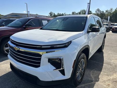Used 2025 Chevrolet Traverse LT FWD image 6