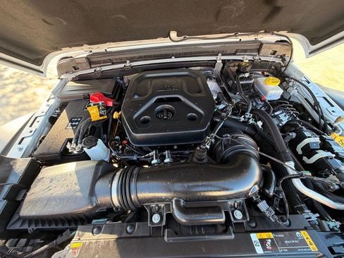 Used 2024 Jeep Wrangler Unlimited Rubicon w/ Technology Group image 39