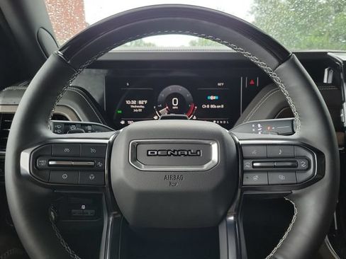 Used 2025 GMC Yukon Denali Ultimate AWD/4WD image 12