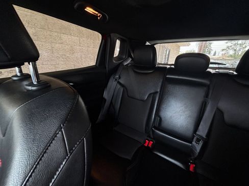 Used 2025 Jeep Compass Trailhawk AWD/4WD image 38
