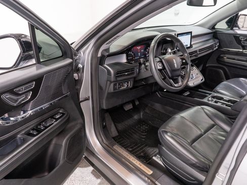 Used 2021 Lincoln Corsair AWD w/ Premium Package image 12
