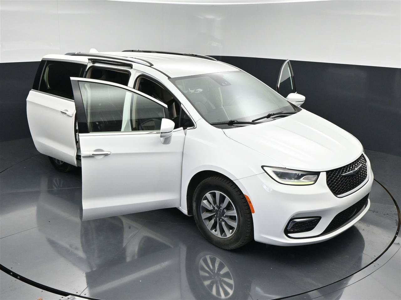 Used 2021 Chrysler Pacifica Touring-L FWD image 25