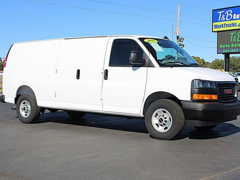 Used 2025 GMC Savana 2500 Extended w/ Driver Convenience Package image 3