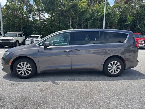 Used 2017 Chrysler Pacifica Touring w/ Tire & Wheel Group image 4
