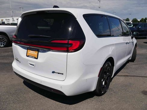 Certified 2024 Chrysler Pacifica Limited FWD image 22