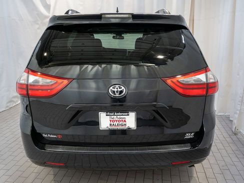 Used 2020 Toyota Sienna XLE image 5
