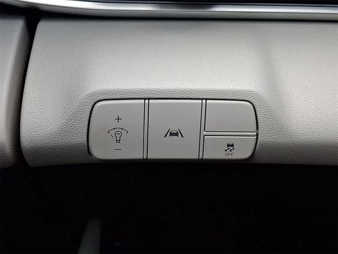 Used 2023 Hyundai Elantra Limited w/ Preferred Accessory Package image 24