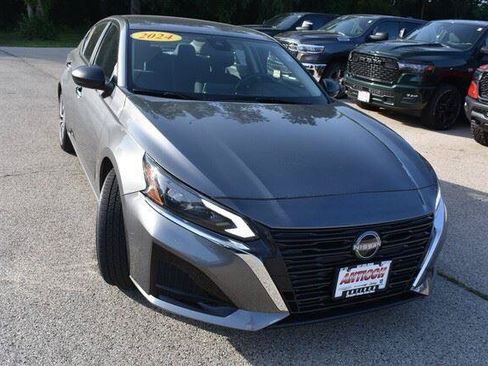 Used 2024 Nissan Altima 2.5 SV FWD image 10