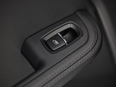 Certified 2025 Porsche Macan image 28