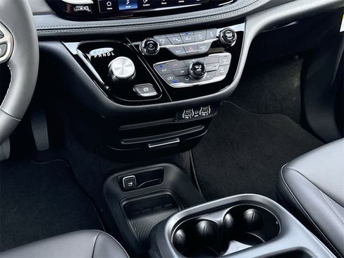 New 2025 Chrysler Pacifica Select image 17