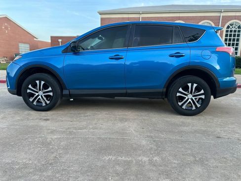 Used 2018 Toyota RAV4 LE FWD image 8