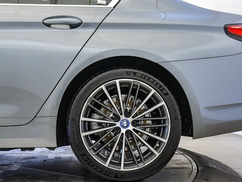 Certified 2022 BMW 530e w/ Premium Package image 11