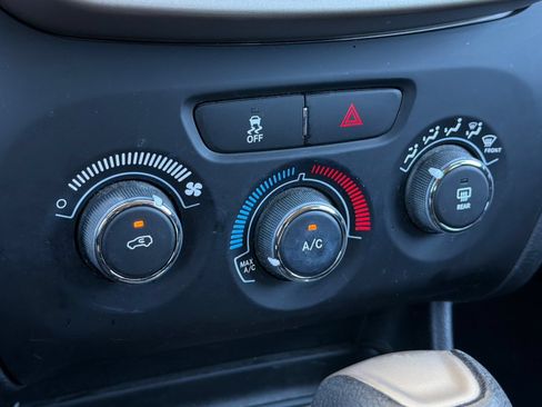 Used 2018 Jeep Cherokee Latitude FWD image 22