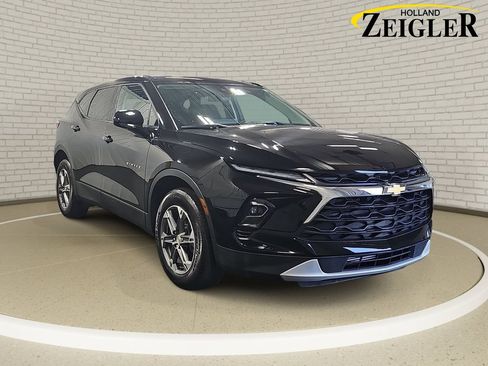 Used 2025 Chevrolet Blazer LT AWD/4WD image 3