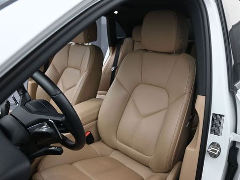 Certified 2022 Porsche Macan image 5